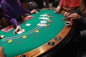 TJ8989MM App ၏ Live Casino Section ကို iPhone ဖြင့် Baccarat ကစားနေသောမြင်ကွင်း